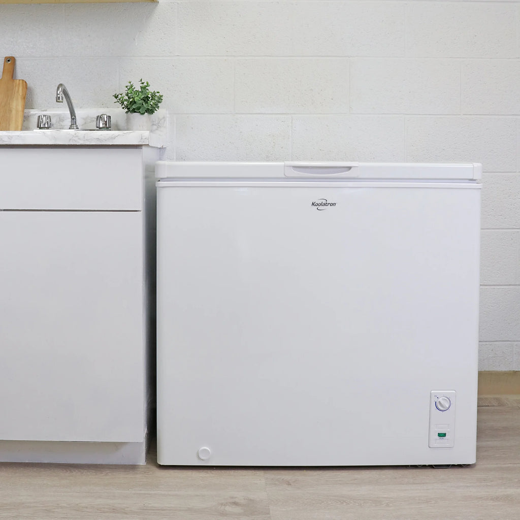 Koolatron Large Chest Freezer, 7.0 cu ft (195L),Manual Defrost Deep Freeze, Storage Basket, Space-Saving Flat Back, Stay-Open Lid, Front-Access Drain, White