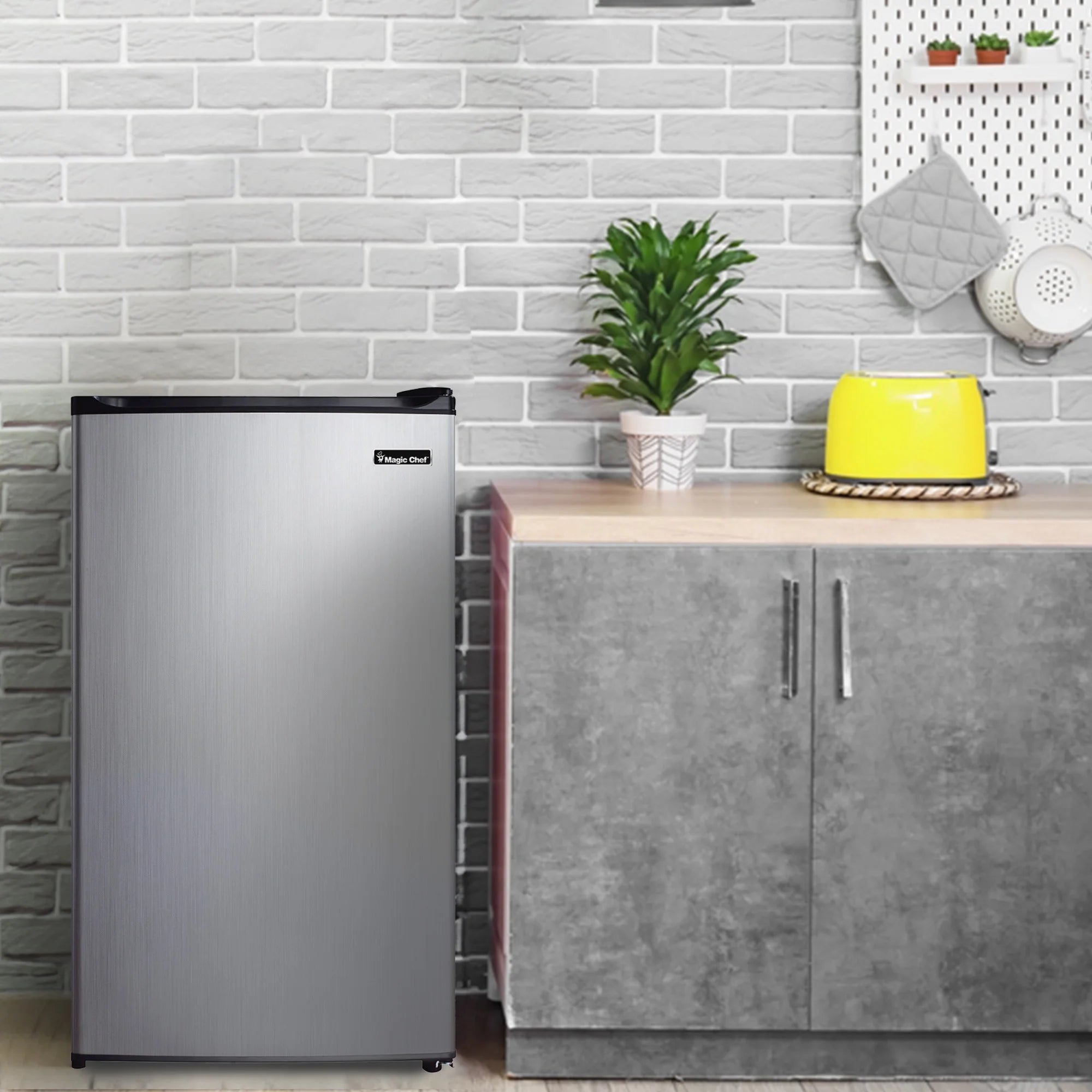 Magic Chef  New 18.5 inch Width 3.5 Cu. ft. Compact Refrigerator with  Single Door