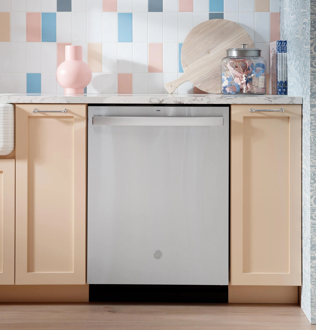 GE Fingerprint Resistant Top Control with Stainless Steel Interior Dishwasher with Sanitize Cycle GDT650SMVES