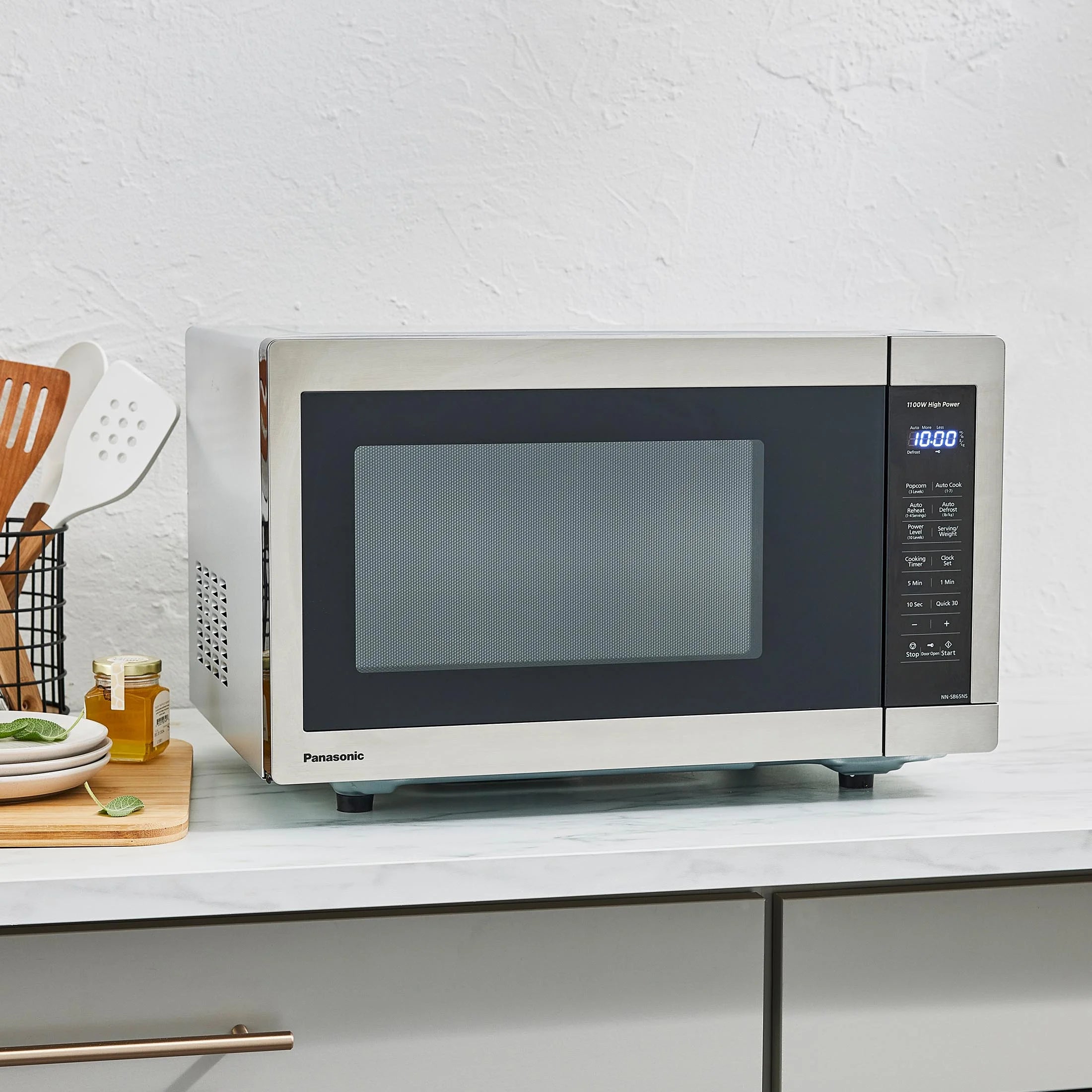 Panasonic 1.3 cu ft Countertop Microwave Oven in Glass Door