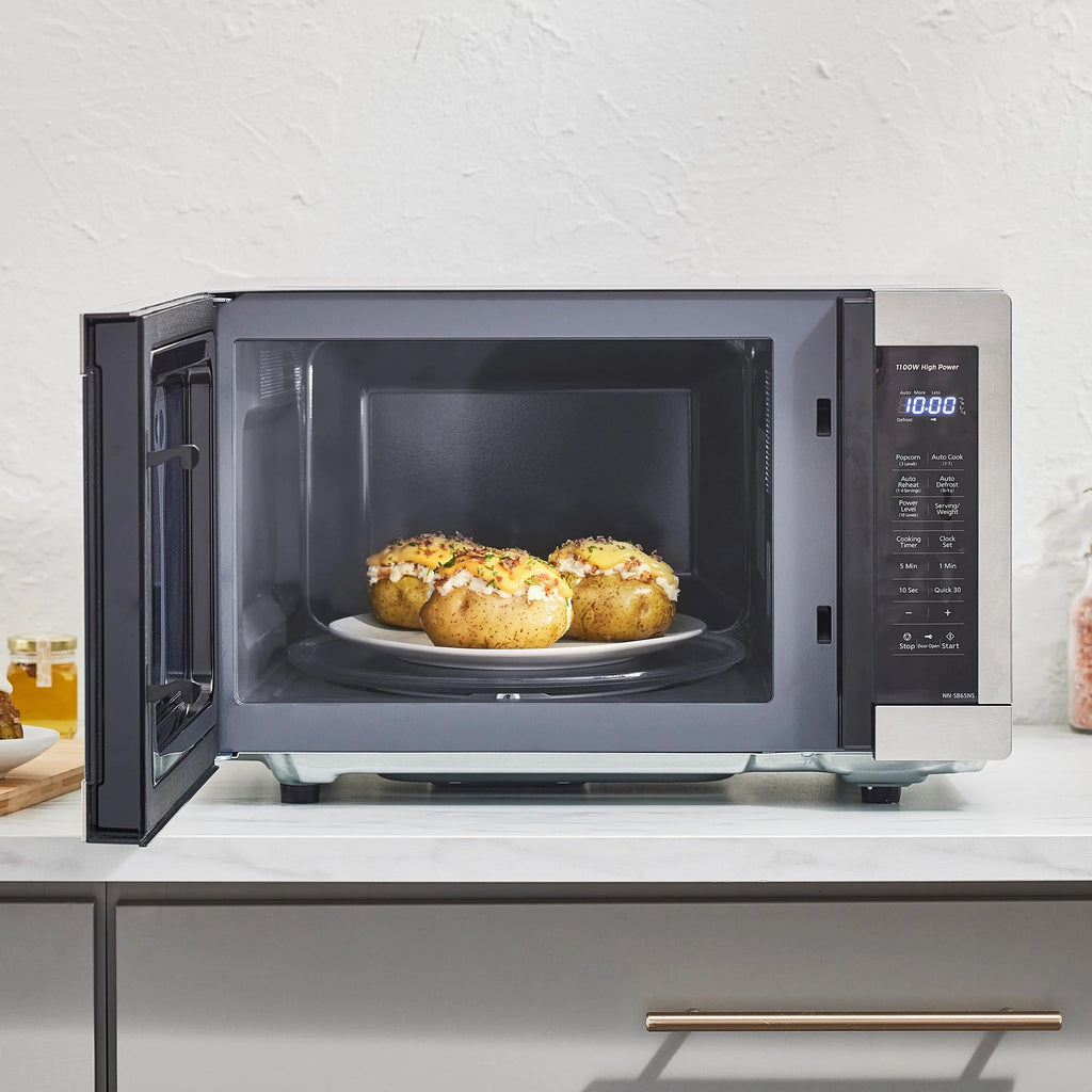 Panasonic 1.3 cu ft Countertop Microwave Oven in Glass Door